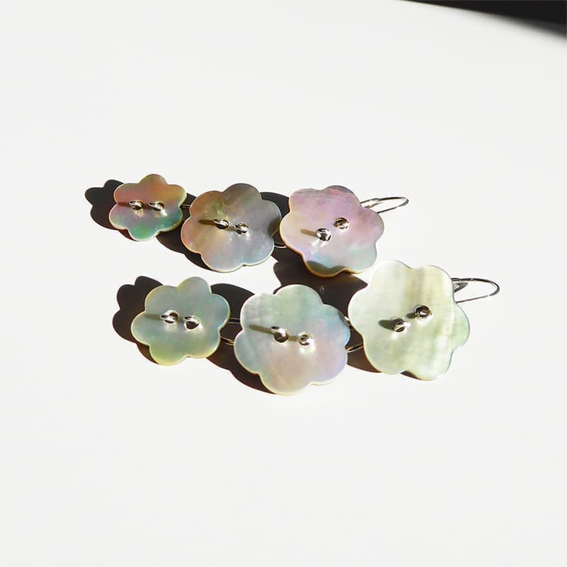貝ボタンのピアス Shell Button Earrings.