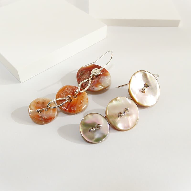 貝ボタンのピアス Shell Button Earrings.