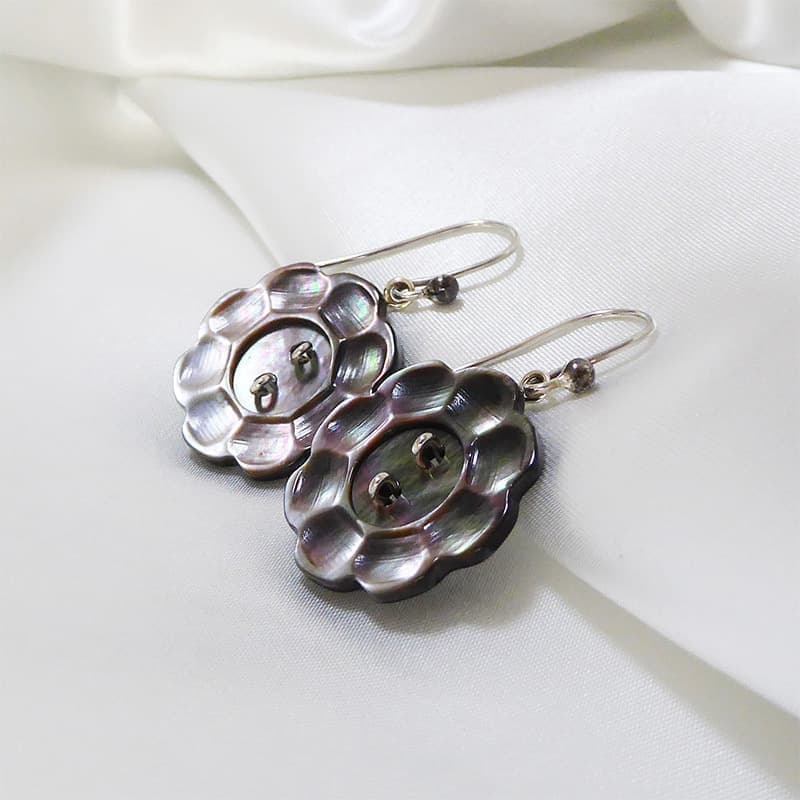 貝ボタンのピアス Shell Button Earrings.