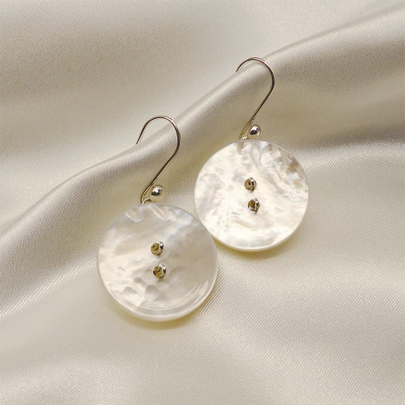 白蝶貝の貝ボタンのピアス Shell Button Earrings.