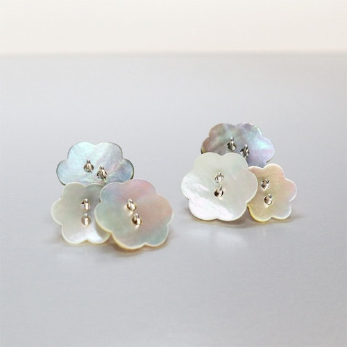 あまこち・お花の形のボタンピアス Shell Button Earrins