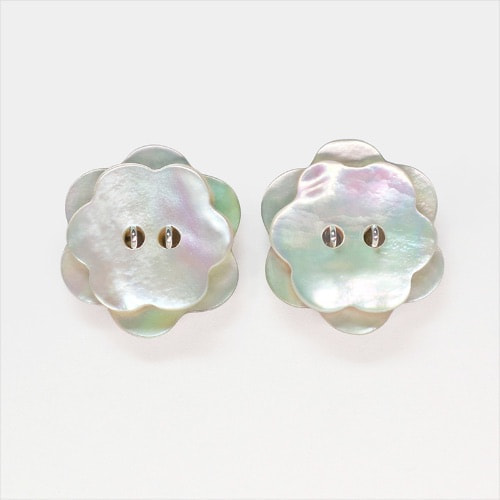 あまこち・お花の形のボタンピアス（重ね） Shell Button Earrins