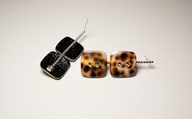 ヒョウ柄のスクエア貝ボタンピアス