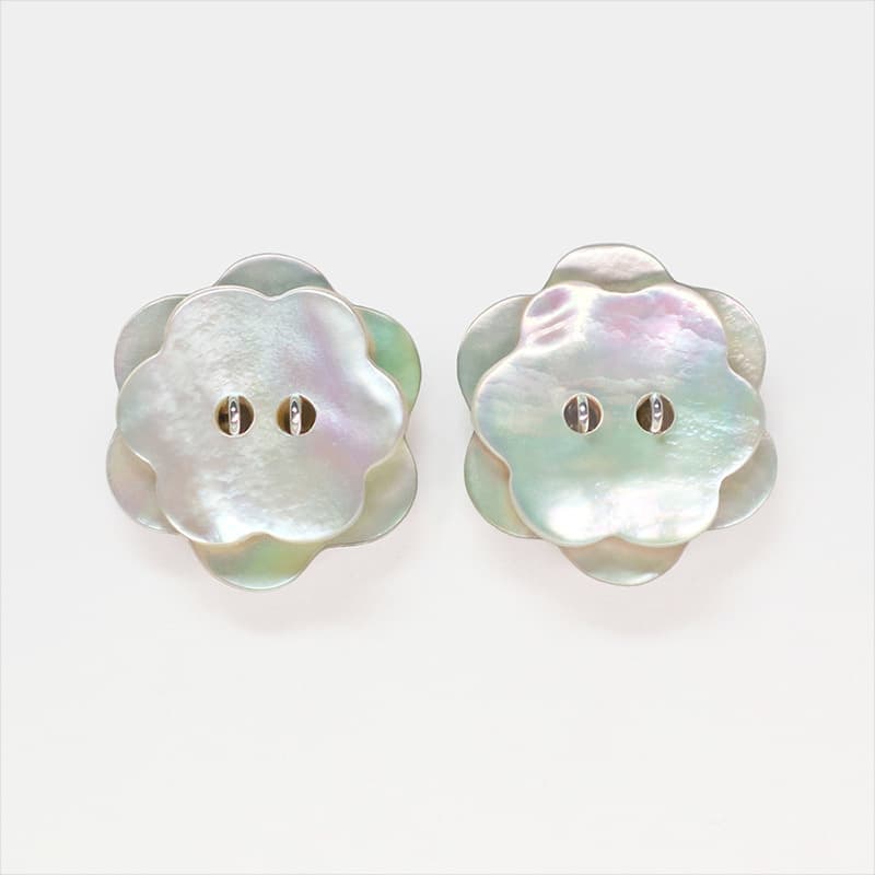 あまこち・お花の形の貝ボタンピアス