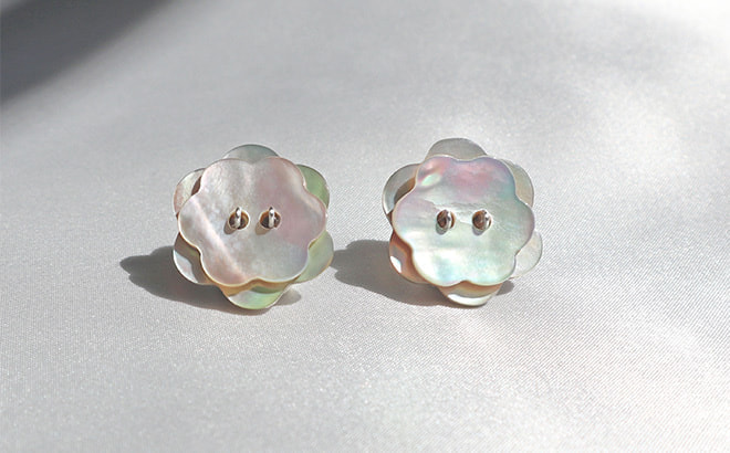 あまこち・お花の形の貝ボタンピアス / flower