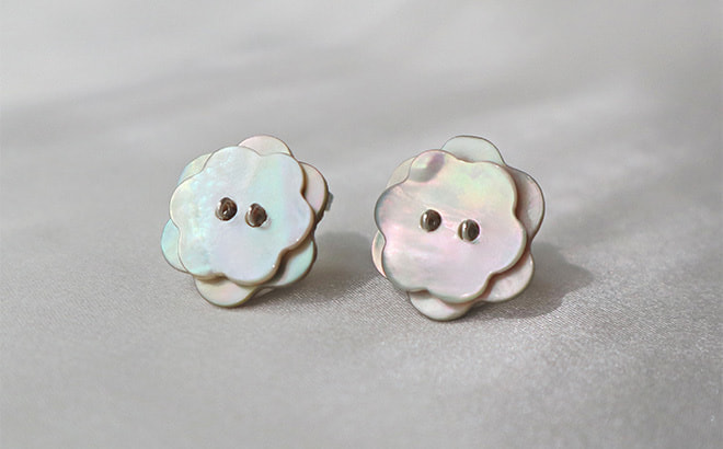 あまこち・お花の形の貝ボタンピアス / flower