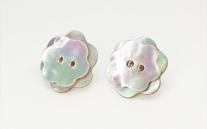 あまこち・お花の形の貝ボタンピアス / flower