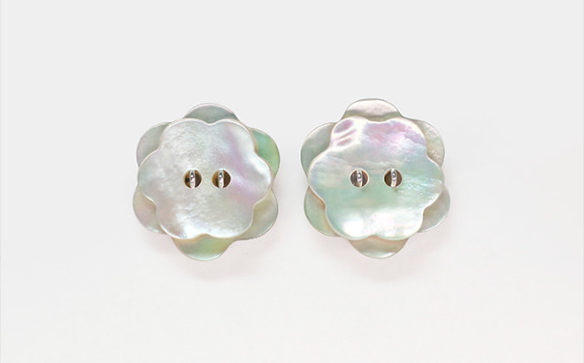 あまこち・お花の形の貝ボタンピアス / flower
