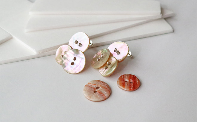 あまこち レッドアバロン貝のボタンピアス