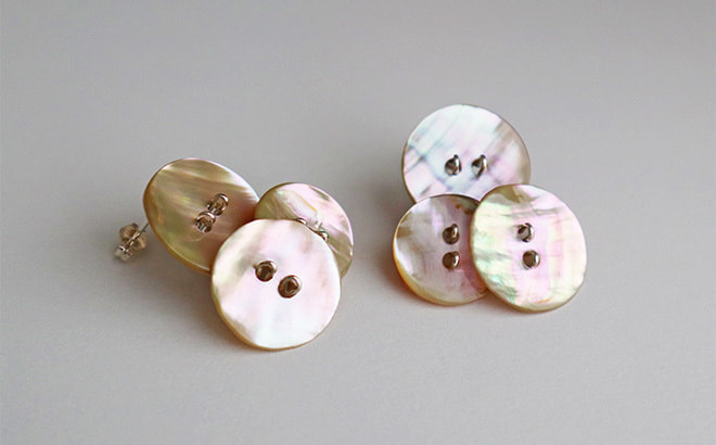 amacochi レッドアバロン貝のボタンピアス