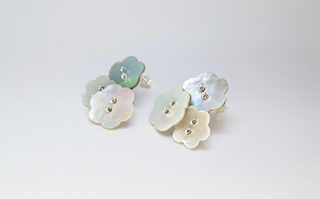 あまこち お花の形の貝ボタンピアス