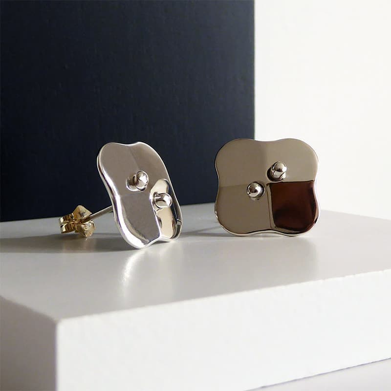 シルバーボタンのピアス
