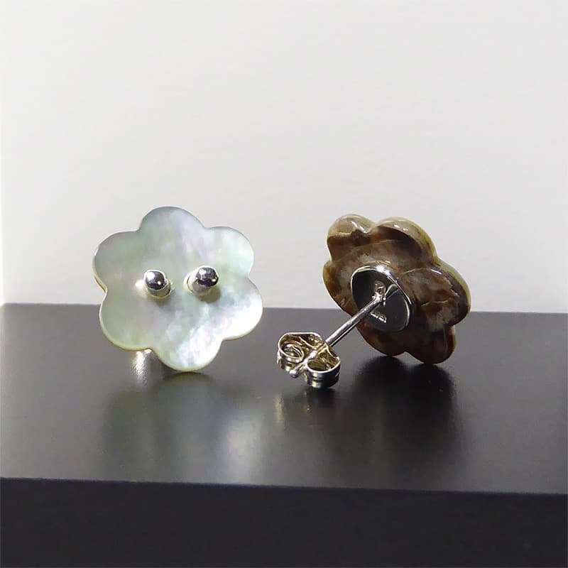 お花の形の貝ボタンのピアス