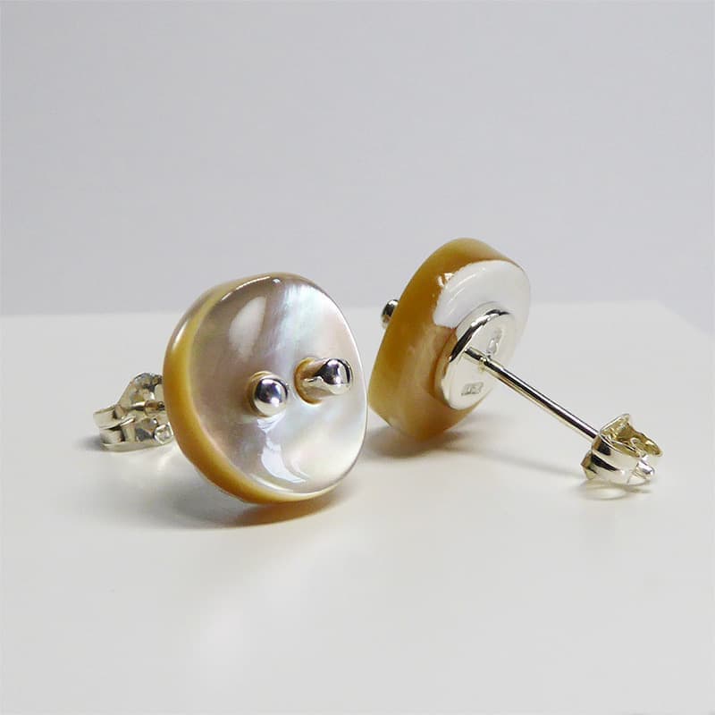 ベージュの貝ボタンのピアス