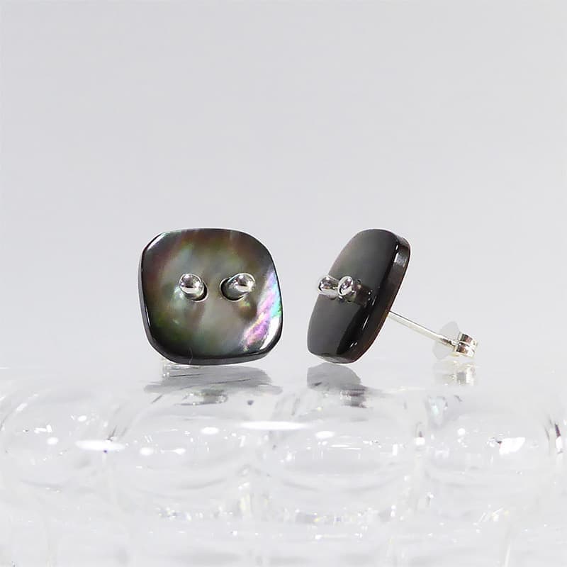 黒蝶貝の貝ボタンのピアス