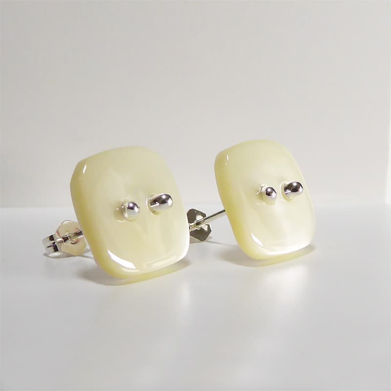 白蝶貝の貝ボタンのピアス