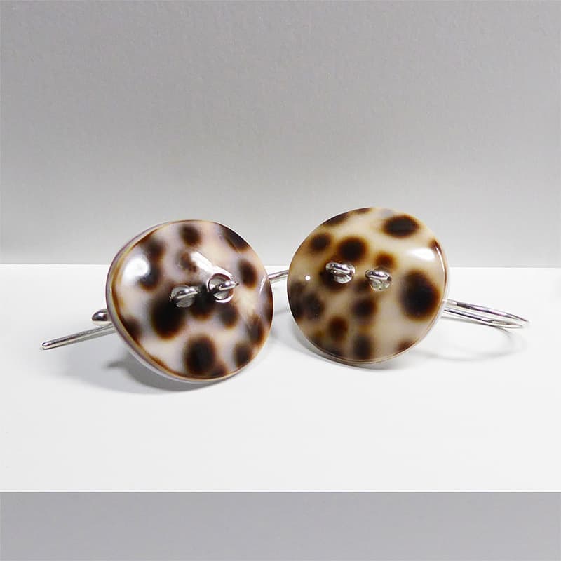 白蝶貝の貝ボタンのピアス