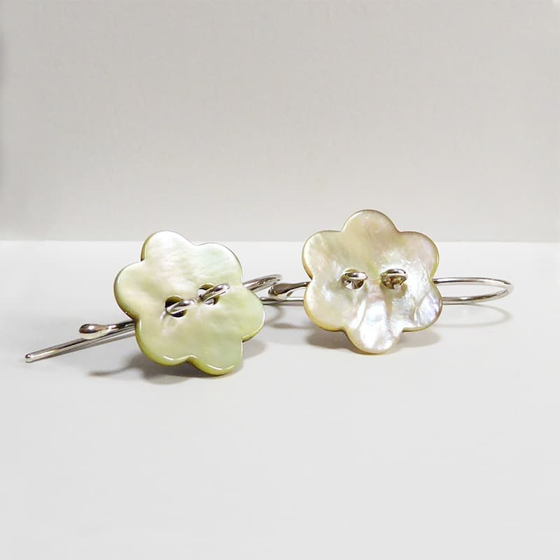 お花の形の貝ボタンのピアス