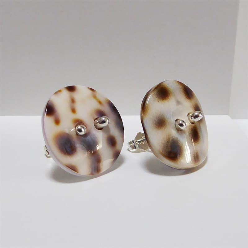 星宝貝の貝ボタンのピアス