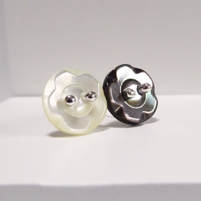 貝ボタンのピアス