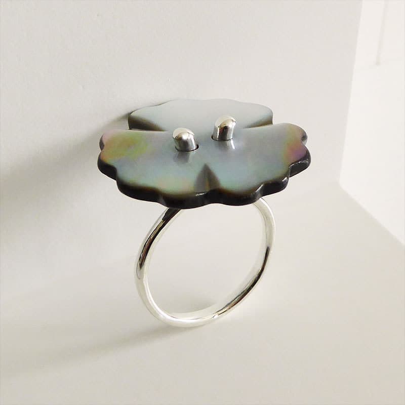 高瀬貝の貝ボタンのピアス