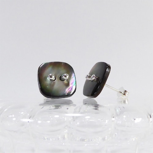 黒蝶貝の貝ボタンのピアス