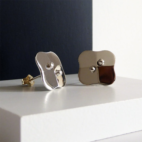 シルバーボタンのピアス