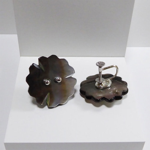 黒蝶貝のビンテージボタンのイヤリング