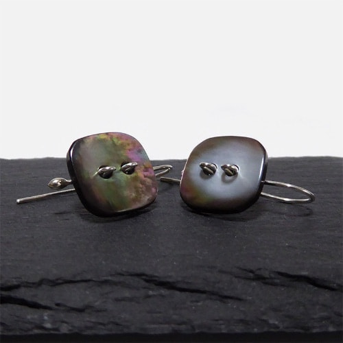 黒蝶貝の貝ボタンのピアス
